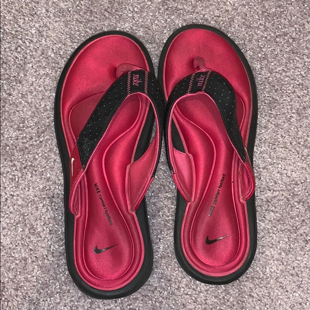 Extremely comfy Nike comfort footbed flip flops
